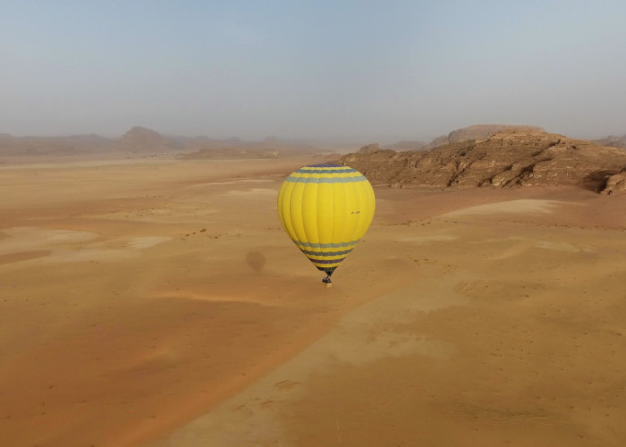 Hot air baloon over the dessert.